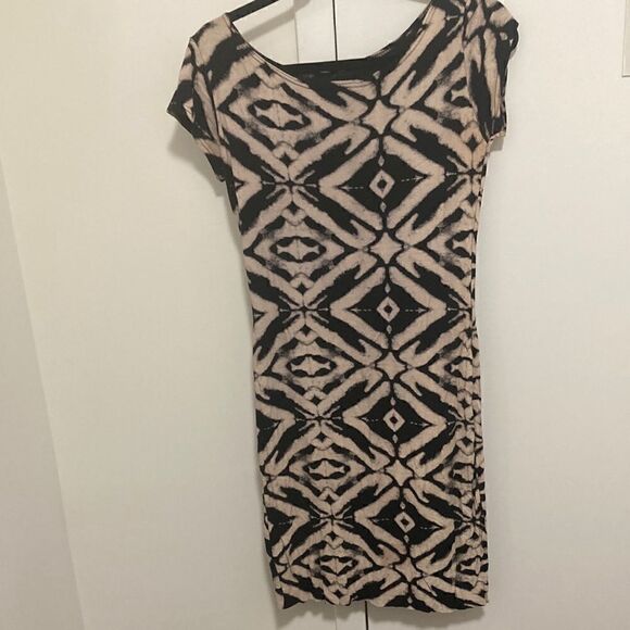 QED London Cap Sleeve Sheath Dress in Geometric Print. Size small. - Picture 1 of 4